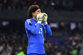 Guillermo Ochoa presume la nueva playera del América