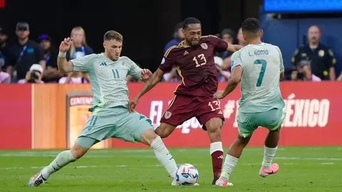 ¿Santi, Henry o Raúl? Giménez el '9' menos efectivo con la Selección Mexicana