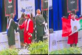 Joven ondea la bandera de México en su graduación en EU
