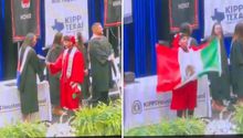 Joven ondea la bandera de México en su graduación en EU