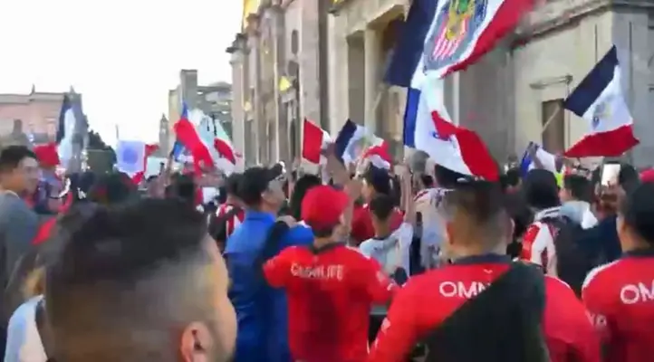 Clásico Tapatío: Aficionados de Chivas llevan 'serenata' a su equipo con mariachi, cuetes y bombos