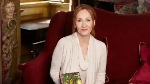 JK Rowling, quien escribió Harry Potter, es criticada por realizar comentarios a entrenadora transgénero