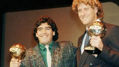 Subasta del Balón de Oro de Maradona es detenida por una disputa de propiedad