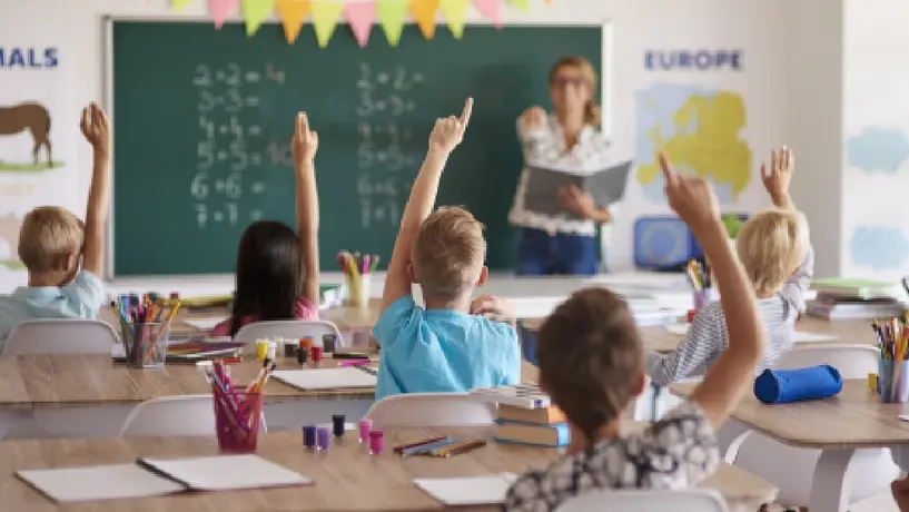 ¿Buscas cambiar a tu hija o hijo de escuela? Te decimos cómo hacerlo