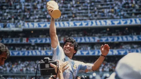 Balón de Oro de Maradona en México 1986 será subastado en junio