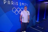 Fernando Platas honrado en París 2024 al llevar un bastón de mando