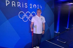 Fernando Platas honrado en París 2024 al llevar un bastón de mando