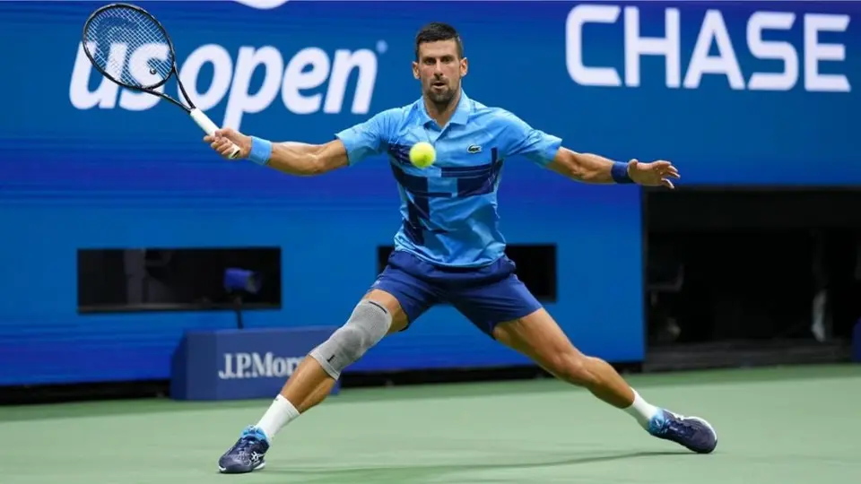 Novak Djokovic avanza en el US Open tras el retiro de Laslo Djere