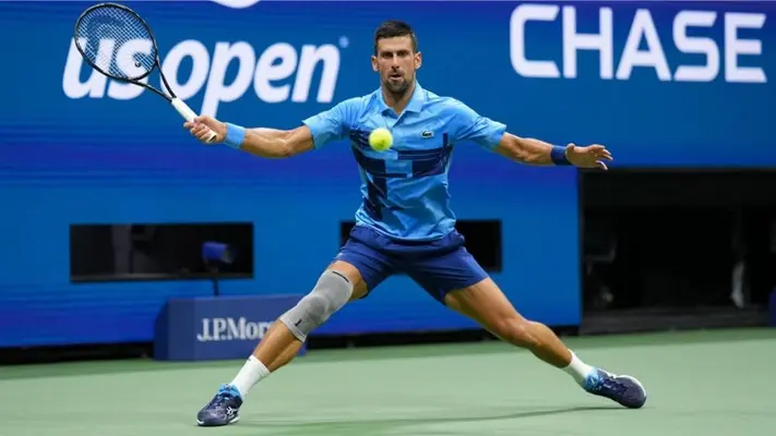 Novak Djokovic avanza en el US Open tras el retiro de Laslo Djere