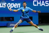 Novak Djokovic avanza en el US Open tras el retiro de Laslo Djere