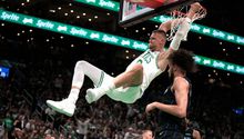 Celtics arrasan 107-89 a Mavericks al abrir Finales de la NBA, con Brown y Porzings brillando