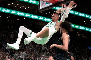 Celtics arrasan 107-89 a Mavericks al abrir Finales de la NBA, con Brown y Porzings brillando