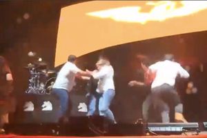 Jorge Álvarez Maynéz cayó de un templete durante un acto en Monterrey, Nuevo León