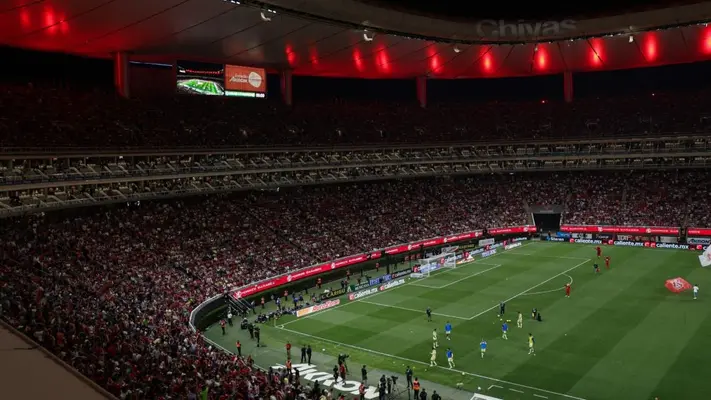 Aficionados de Chivas amenazan a Amaury Vergara con provocar veto en el Estadio Akron