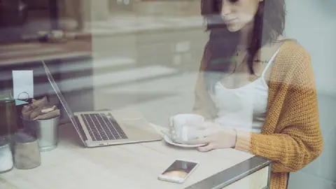 ¿Qué es el Coffee Badging? ¿Y por qué está enfadando a los oficinistas?