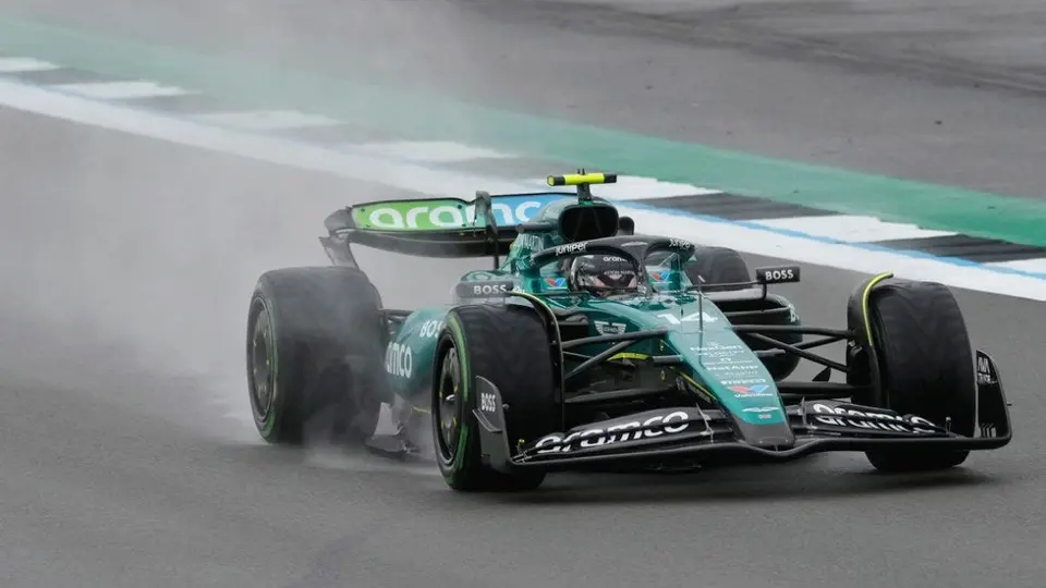 Fernando Alonso "arremete" contra Aston Martin: "Malas carreras por hacer experimentos"
