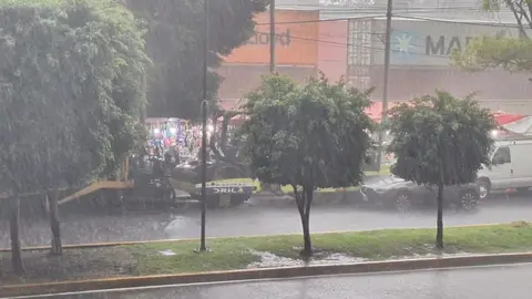 Comerciantes ambulantes pierden la lucha contra la lluvia en Triplemanía XXXII