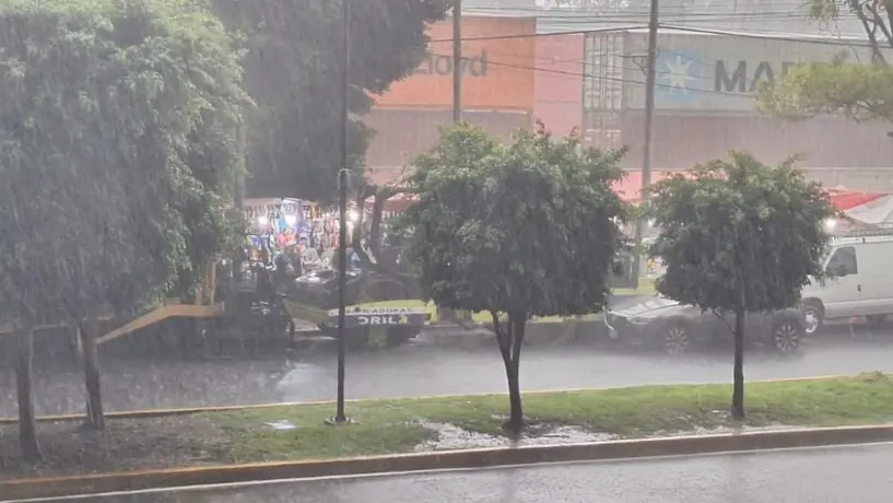 Comerciantes ambulantes pierden la lucha contra la lluvia en Triplemanía XXXII