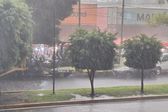 Comerciantes ambulantes pierden la lucha contra la lluvia en Triplemanía XXXII
