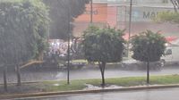 Comerciantes ambulantes pierden la lucha contra la lluvia en Triplemanía XXXII