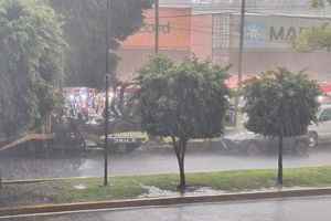 Comerciantes ambulantes pierden la lucha contra la lluvia en Triplemanía XXXII