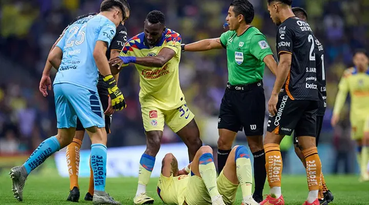 ¿Quién sacó el balón? Polémica jugada derivó en el gol de América ante Pachuca