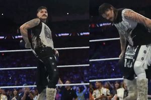 Dominik Mysterio pisa y maltrata a la playera de Rayados en la presentación de WWE en Monterrey