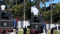 VIDEO: Maquinista patea a mujer para que no fuera golpeada por un ferrocarril