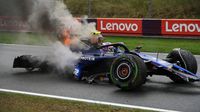 Logan Sargeant sale ileso tras fuerte accidente que terminó con su auto en llamas