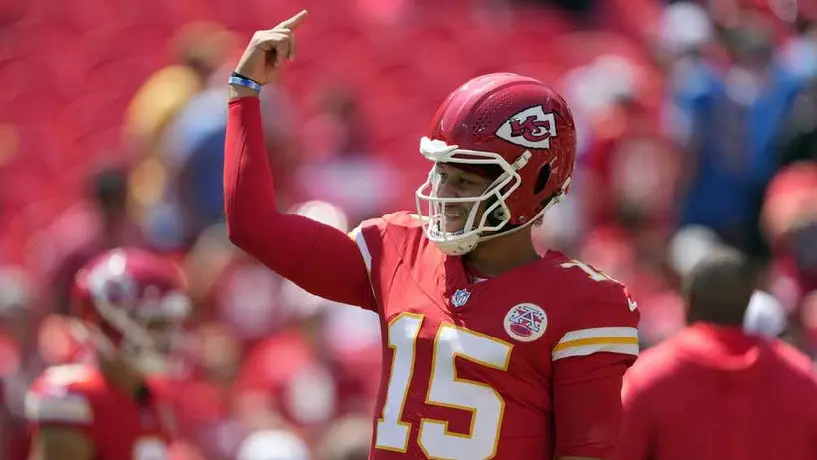 Patrick Mahomes rompe las redes sociales al lanzar un pase por detrás de la espalda