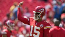 Patrick Mahomes rompe las redes sociales al lanzar un pase por detrás de la espalda