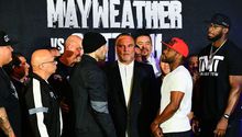 Floyd Mayweather y John Gotti III superan báscula y están listos para enfrentarse