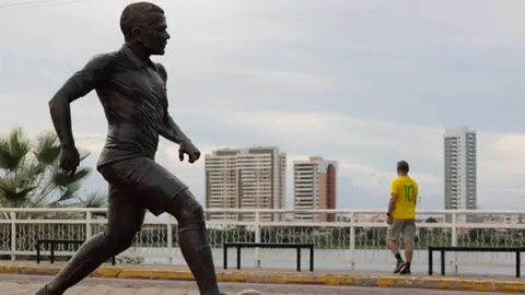 Retiran estatua de Dani Alves en su ciudad natal, Juazeiro, Brasil