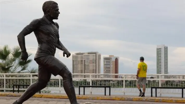 Retiran estatua de Dani Alves en su ciudad natal, Juazeiro, Brasil