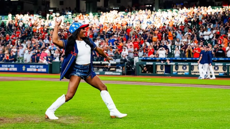 Simone Biles lanzó la primera bola en el juego de los Houston Astros y recibió petición especial