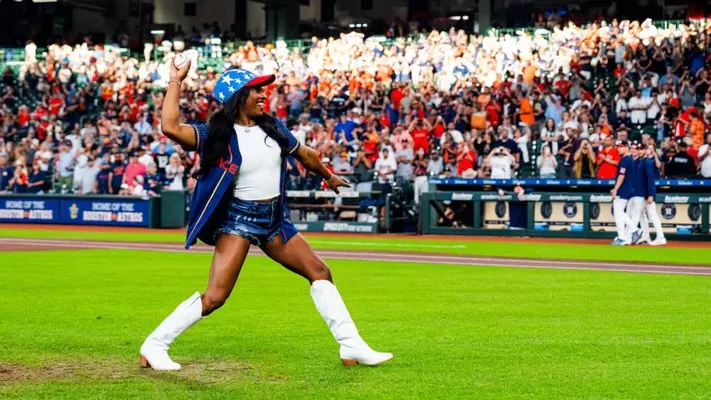 Simone Biles lanzó la primera bola en el juego de los Houston Astros y recibió petición especial