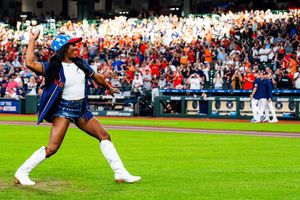 Simone Biles lanzó la primera bola en el juego de los Houston Astros y recibió petición especial
