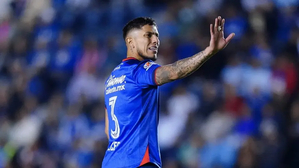 Canción de Carlos Salcedo se vuelve viral en redes sociales: “Soy la pesadilla de los delanteros”