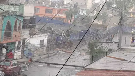 Se forma tornado en Toluca y deja varios daños materiales