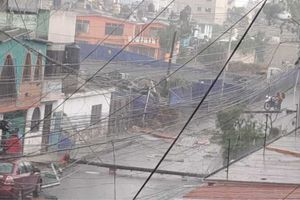 Se forma tornado en Toluca y deja varios daños materiales