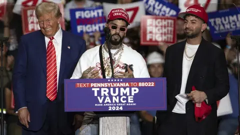 Anuel AA  se presenta y apoya a Donald Trump en mitin: “El mejor presidente del mundo”