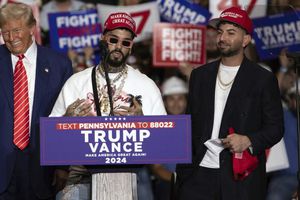 Anuel AA  se presenta y apoya a Donald Trump en mitin: “El mejor presidente del mundo”