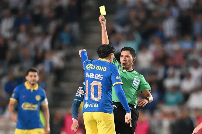 Expertos de RÉCORD aseguran que Diego Valdés debió ser expulsado en el Pachuca vs América