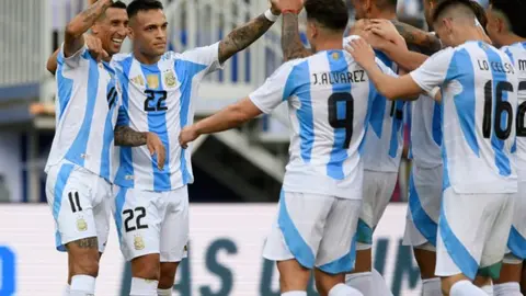 Con Messi como suplente, Argentina venció a Ecuador gracias a gol de Di María