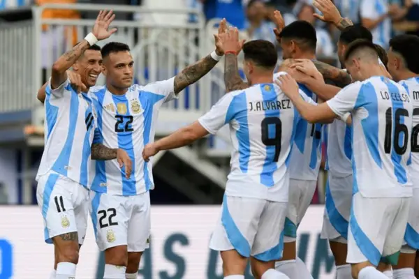 Con Messi como suplente, Argentina venció a Ecuador gracias a gol de Di María