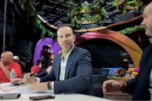 Video muestra a Martinoli y a Luis García molestos tras la falla de Huescas