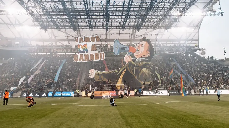 Afición de LAFC saca tifo en honor a Juan Gabriel celebrando a la Comunidad LGBTQ