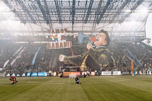 Afición de LAFC saca tifo en honor a Juan Gabriel celebrando a la Comunidad LGBTQ