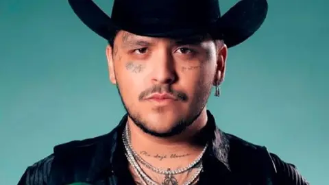 Christian Nodal Sorprende a sus Seguidores al Compartir Fotos sin Tatuajes en su Rostro