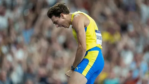 Armand Duplantis gana el oro en salto con garrocha e impone nuevo récord mundial y olímpico